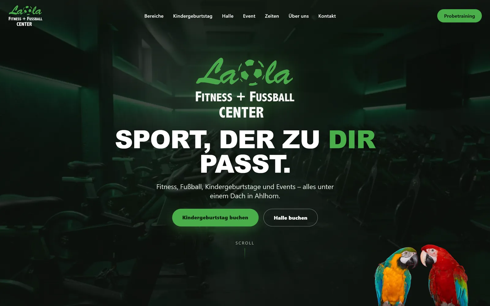 Die neue LaOla-Website: dunkler Kopfbereich mit Logo, „Sport, der zu dir passt.“, zwei Buchungsknöpfe und die beiden Papageien